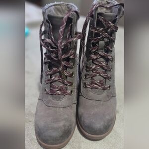 Sorel Gray Suede Lace-Up Ankle Boots with Burgundy Laces